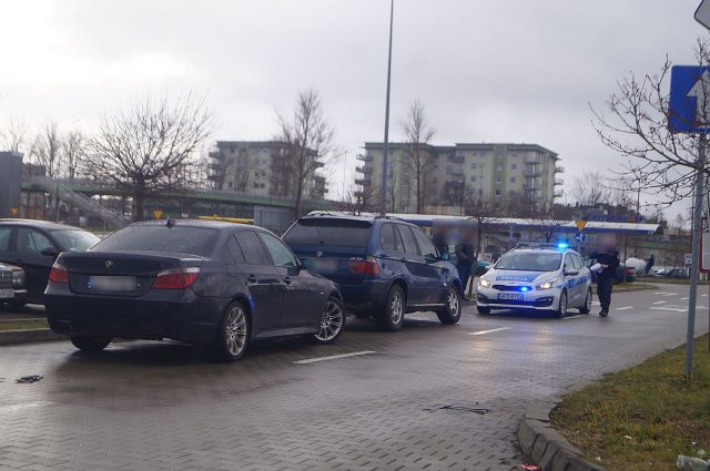 Zderzenie dwóch BMW na parkingu przed marketem (zdjęcia)