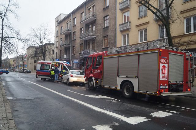 Zderzyli się na skrzyżowaniu w centrum Lublina. Jedno z aut wjechało na czerwonym (zdjęcia)