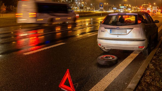 Nie zadziałał mu ABS. Kolejny kierowca nie poradził sobie z łukiem jezdni (zdjęcia)