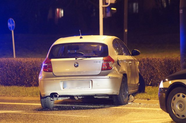 Zderzenie BMW z hondą. Jedno z aut uderzyło w słup latarni (zdjęcia)