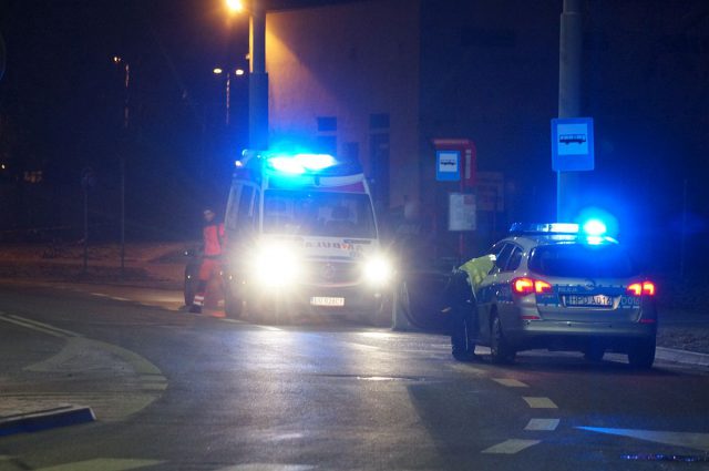 Zderzenie BMW ze skodą na rondzie. Jedna osoba w szpitalu (zdjęcia)