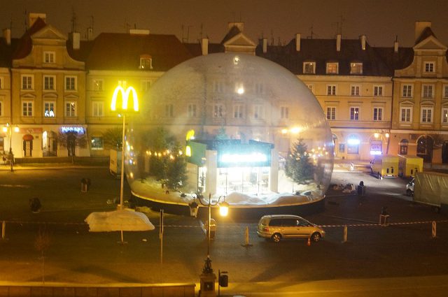 Na środku Placu Zamkowego ustawili kulę, w niej znajduje się McDonald’s (zdjęcia)