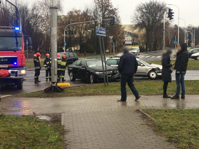 Przejechał przez pas zieleni, zderzył się z BMW (zdjęcia)