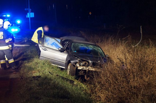 BMW uderzyło w latarnię. Jeden z mężczyzn uciekł, drugi był zbyt pijany, by uciekać (zdjęcia)