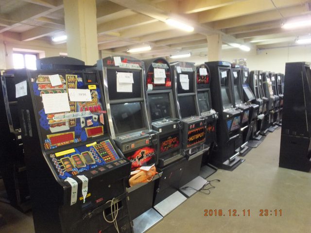 Krajowa Administracja Skarbowa walczy z nielegalnym hazardem. W tym roku zarekwirowano niemal 400 automatów do gier (zdjęcia)