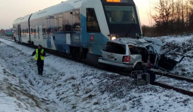 Dwie osoby zginęły w zderzeniu szynobusu z autem osobowym (zdjęcia)