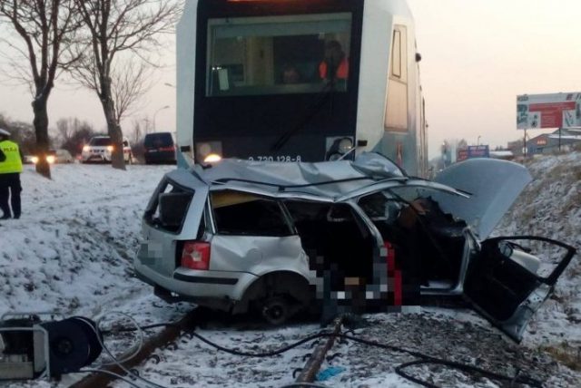 Dwie osoby zginęły w zderzeniu szynobusu z autem osobowym (zdjęcia)