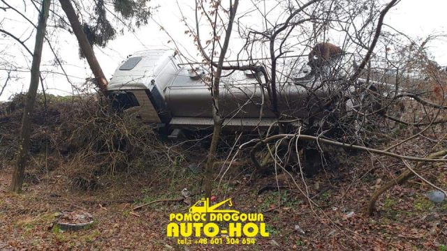 Ciężarówka wypadła z drogi i uderzyła w drzewo (zdjęcia)