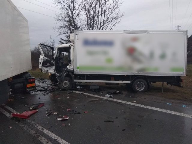 Zderzenie dwóch ciężarówek na wjeździe do Lublina. Krajowa 19 całkowicie zablokowana (zdjęcia)