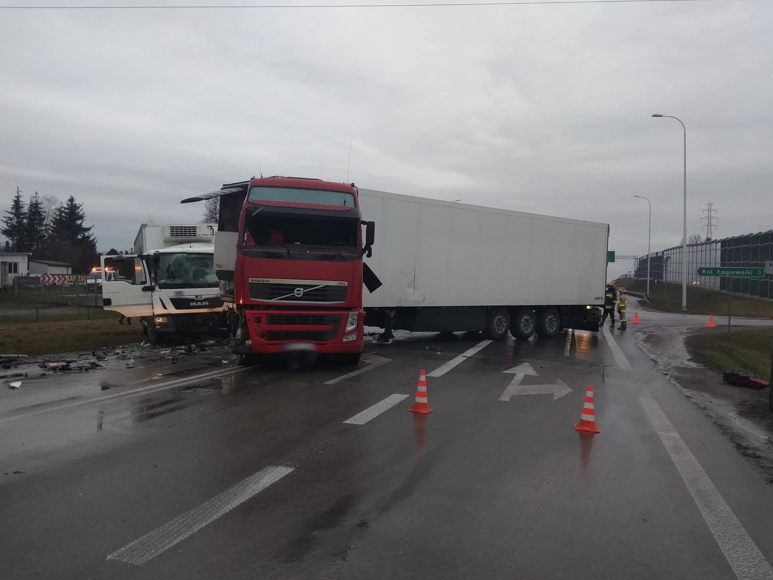 Zderzenie dwóch ciężarówek na wjeździe do Lublina. Krajowa