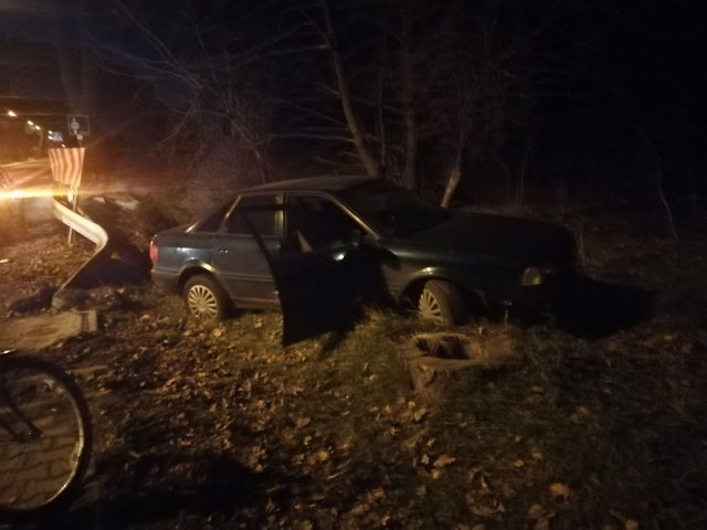 Straciła panowanie nad pojazdem. Audi uderzyło w barierę i wypadło z drogi (zdjęcia)