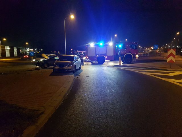 Zderzenie na skrzyżowaniu, dwie osoby w szpitalu. Utrudnienia w ruchu na trasie Lublin – Piaski (zdjęcia, wideo)