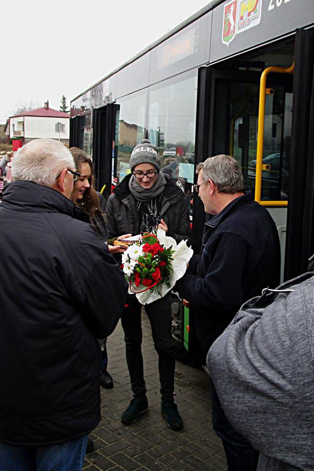 Był tort, upominki i bukiet kwiatów. Tak mieszkańcy Głuszczyzny przywitali kierowcę autobusu linii nr 17 (zdjęcia)