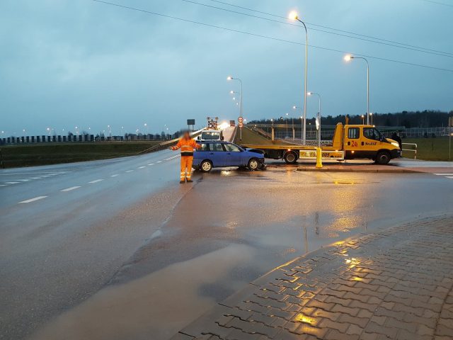 Zderzenie dwóch pojazdów w Krępcu. Jedna osoba trafiła do szpitala (wideo, zdjęcia)