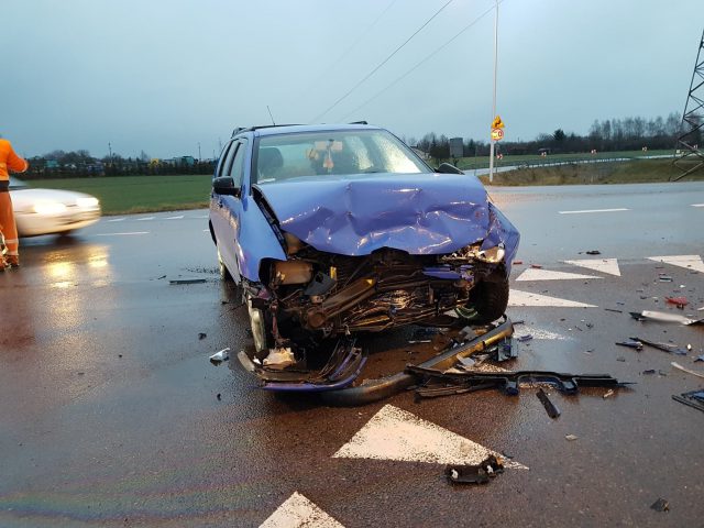 Zderzenie dwóch pojazdów w Krępcu. Jedna osoba trafiła do szpitala (wideo, zdjęcia)