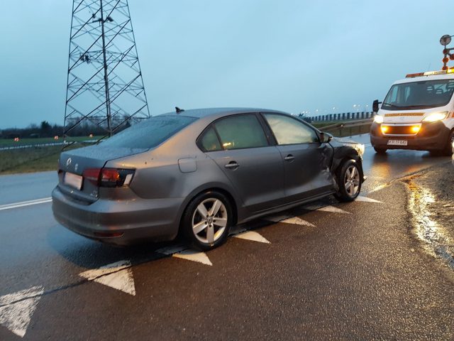 Zderzenie dwóch pojazdów w Krępcu. Jedna osoba trafiła do szpitala (wideo, zdjęcia)