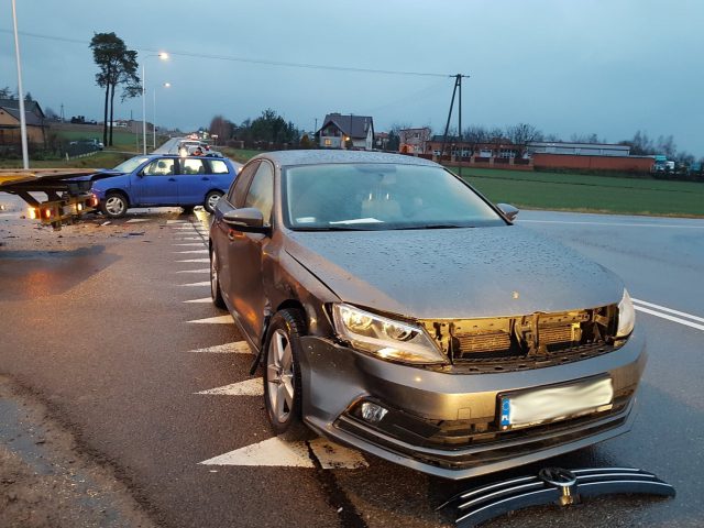 Zderzenie dwóch pojazdów w Krępcu. Jedna osoba trafiła do szpitala (wideo, zdjęcia)