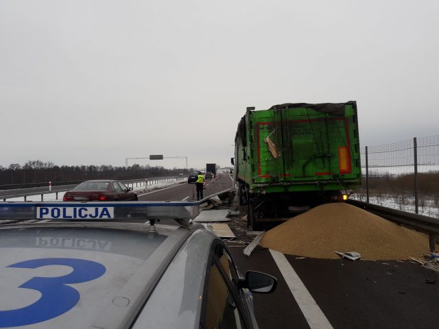 Zderzenie ciężarówki z pojazdem dostawczym na S17 (wideo, zdjęcia)
