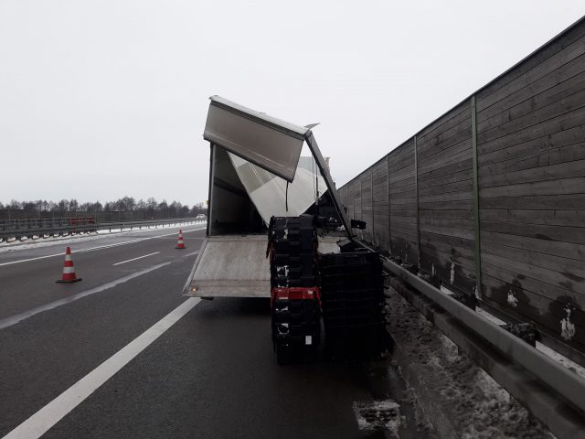 Zderzenie ciężarówki z pojazdem dostawczym na S17 (wideo, zdjęcia)