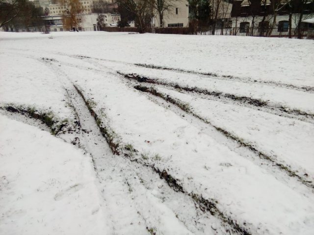 Sygnał od Czytelnika. Teren wyrównano i zasiano trawę. W czwartek ktoś rozjeździł go terenowym autem (zdjęcia)