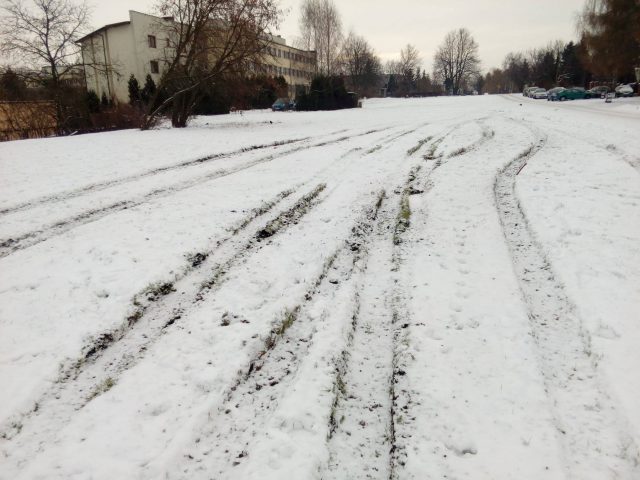 Sygnał od Czytelnika. Teren wyrównano i zasiano trawę. W czwartek ktoś rozjeździł go terenowym autem (zdjęcia)