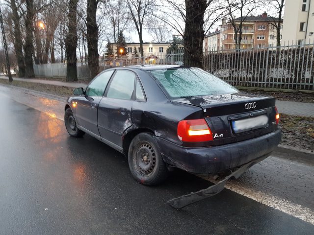 Zderzenie dwóch audi w Lublinie. Jedno z aut wypadło z zakrętu (zdjęcia)