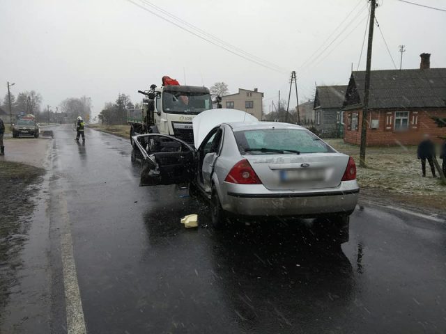 Zderzenie ciężarówki z osobówką. Strażacy musieli użyć narzędzi hydraulicznych, aby wydobyć poszkodowanego kierowcę (zdjęcia)