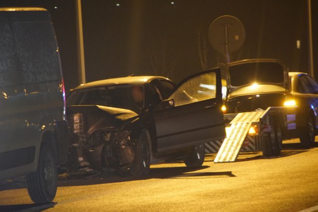 Straciła panowanie nad pojazdem, BMW uderzyło w słup (zdjęcia)