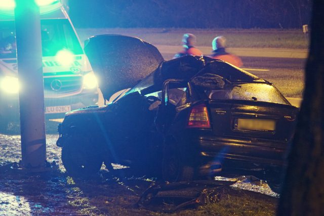 Tragiczny wypadek w Lublinie. Opel uderzył w latarnię, nie żyją dwie osoby (wideo, zdjęcia)