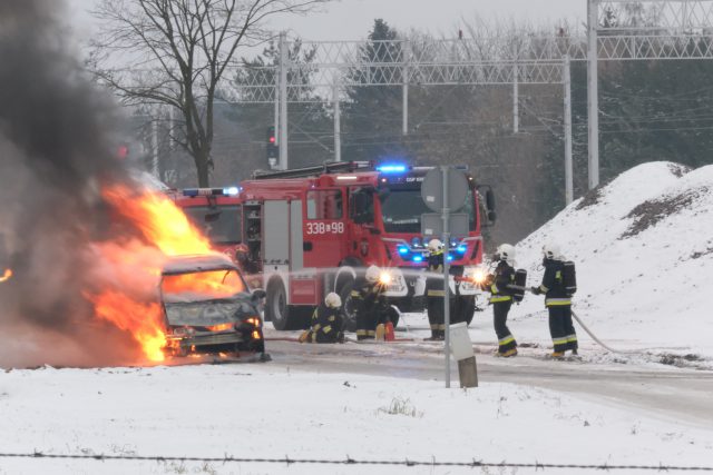 Pożar samochodu na ul. Tęczowej. Auto doszczętnie spłonęło (zdjęcia)