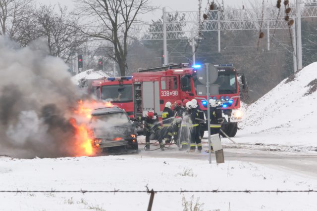 Pożar samochodu na ul. Tęczowej. Auto doszczętnie spłonęło (zdjęcia)