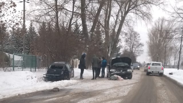 Zderzenie dwóch volkswagenów na ul. Krężnickiej. Jedna osoba trafiła do szpitala (zdjęcia)