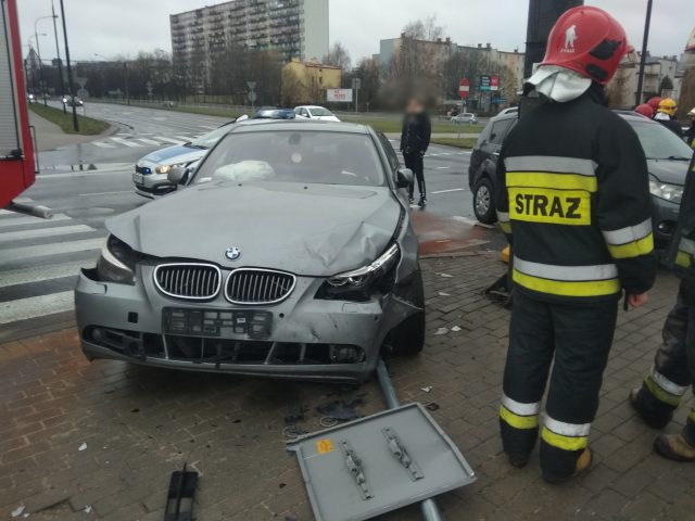 Zderzenie BMW z mitsubishi na rondzie przy Makro. Dwie osoby poszkodowane (zdjęcia)