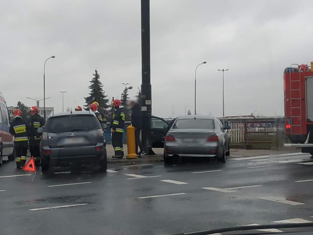 Zderzenie BMW z mitsubishi na rondzie przy Makro. Dwie osoby poszkodowane (zdjęcia)
