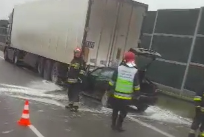 Wbił się skodą w ciężarówkę. Dwie osoby ranne (wideo, zdjęcia)