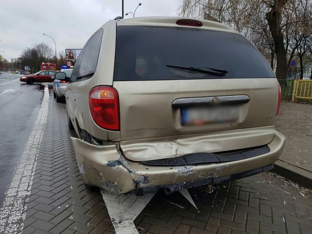 Zatrzymała się widząc pieszego na przejściu. Wjechało w nią BMW (zdjęcia)