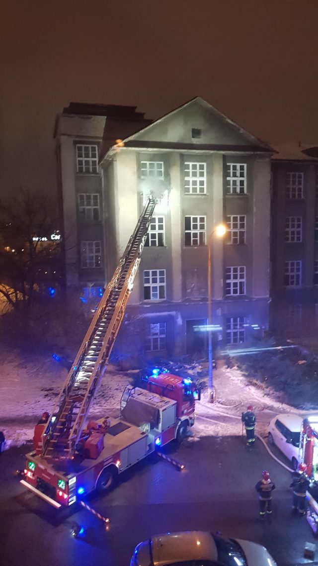 Pożar w centrum Lublina. Paliło się w budynku byłej szkoły (zdjęcia, wideo)