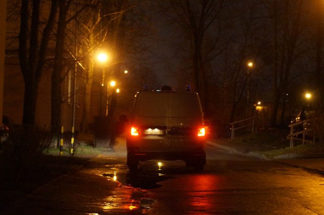 Rzucił się na policjanta, chciał odebrać mu broń. Padł strzał (zdjęcia)