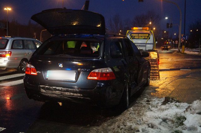Zderzenie BMW z audi na skrzyżowaniu. Jeden z kierowców wjechał na czerwonym (zdjęcia)