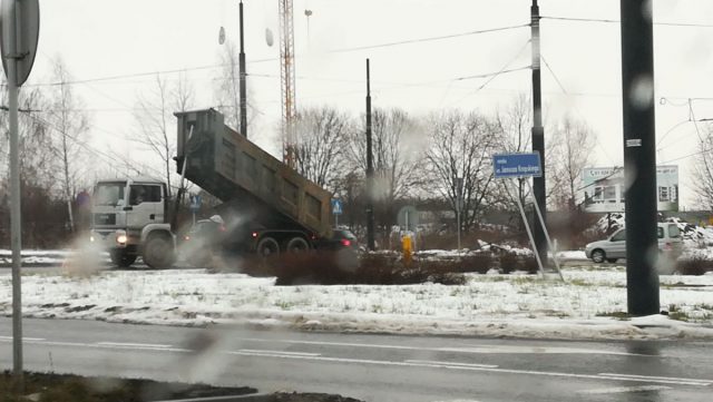 Nie opuścił skrzyni ładunkowej, pozrywał trakcję trolejbusową (zdjęcia, wideo)