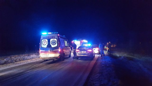 Fiat dachował w rowie. Droga jest zablokowana (zdjęcia)