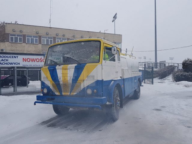 Żużlowa polewaczka miała trafić na złom. Postanowili ją uratować i odnieśli sukces