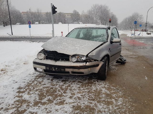 Zderzenie karetki pogotowia ratunkowego z volkswagenem na Czechowie (zdjęcia)