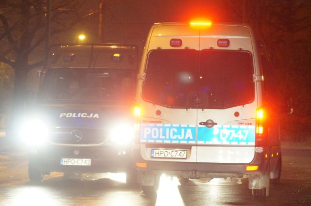 Rzucił się na policjanta, chciał odebrać mu broń. Padł strzał (zdjęcia)