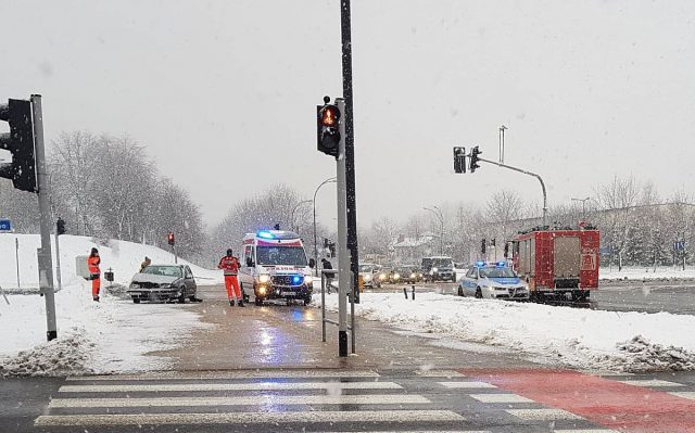 Zderzenie karetki pogotowia ratunkowego z volkswagenem na Czechowie (zdjęcia)