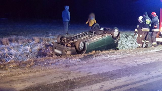 Fiat dachował w rowie. Droga jest zablokowana (zdjęcia)