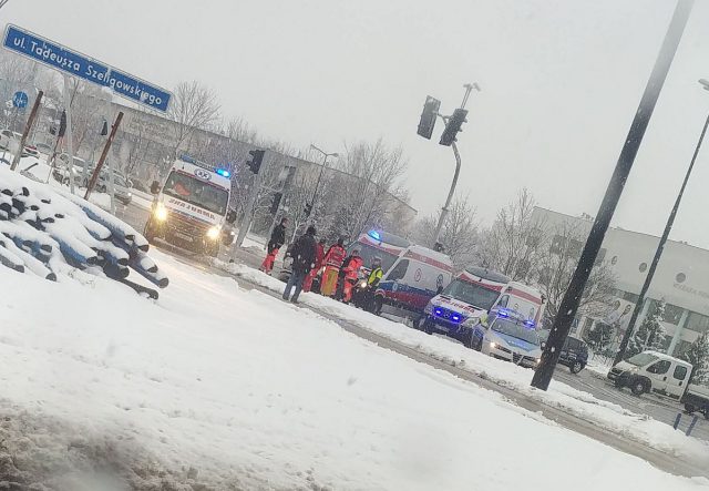 Zderzenie karetki pogotowia ratunkowego z volkswagenem na Czechowie (zdjęcia)