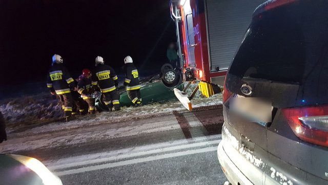 Fiat dachował w rowie. Droga jest zablokowana (zdjęcia)