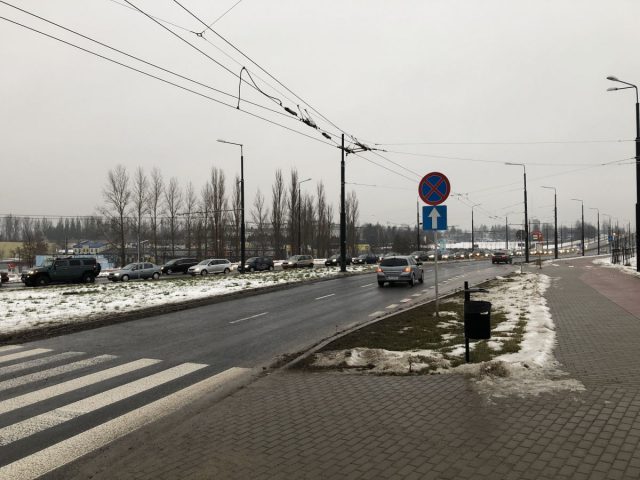 Nie opuścił skrzyni ładunkowej, pozrywał trakcję trolejbusową (zdjęcia, wideo)