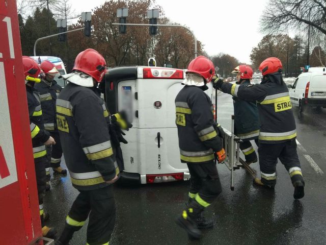 Zderzenie na skrzyżowaniu. Jeden z pojazdów zatrzymał się na boku (moment kolizji)